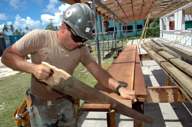 ebeniste-BANDOL-min_worker_construction_building_carpenter_male_job_build_helmet-893290